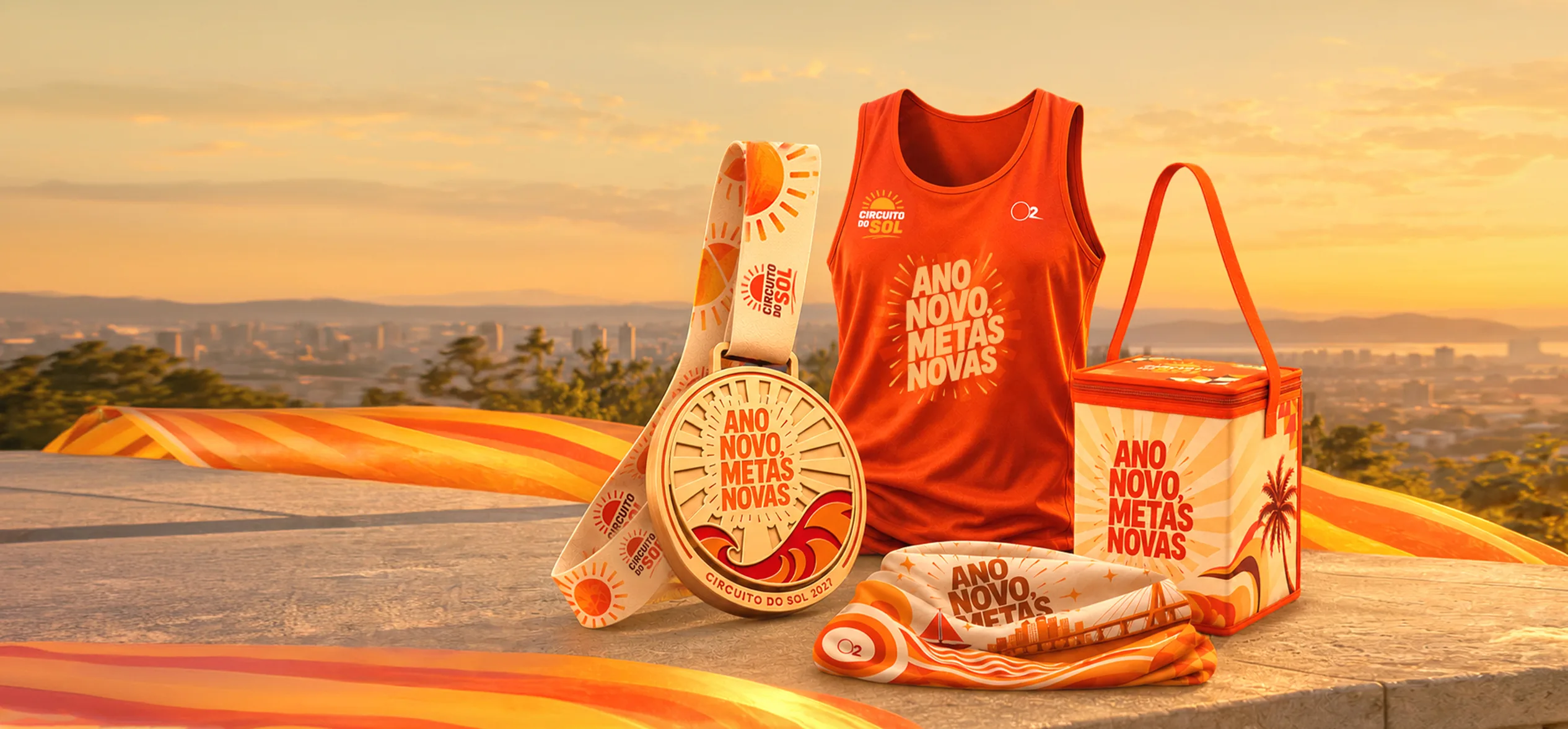 Kit oficial: medalha, regata, bolsa térmica e bandana sobre um mirante, com a cidade ao pôr do sol